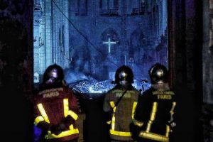 Davanti a Notre Dame come sentinelle aspettiamo l'aurora silvana de mari community